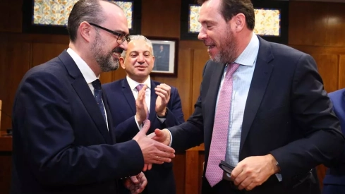  El ministro de Transportes y Movilidad Sostenible, Óscar Puente, visita el Ayuntamiento de Ponferrada | César Sánchez / ICAL