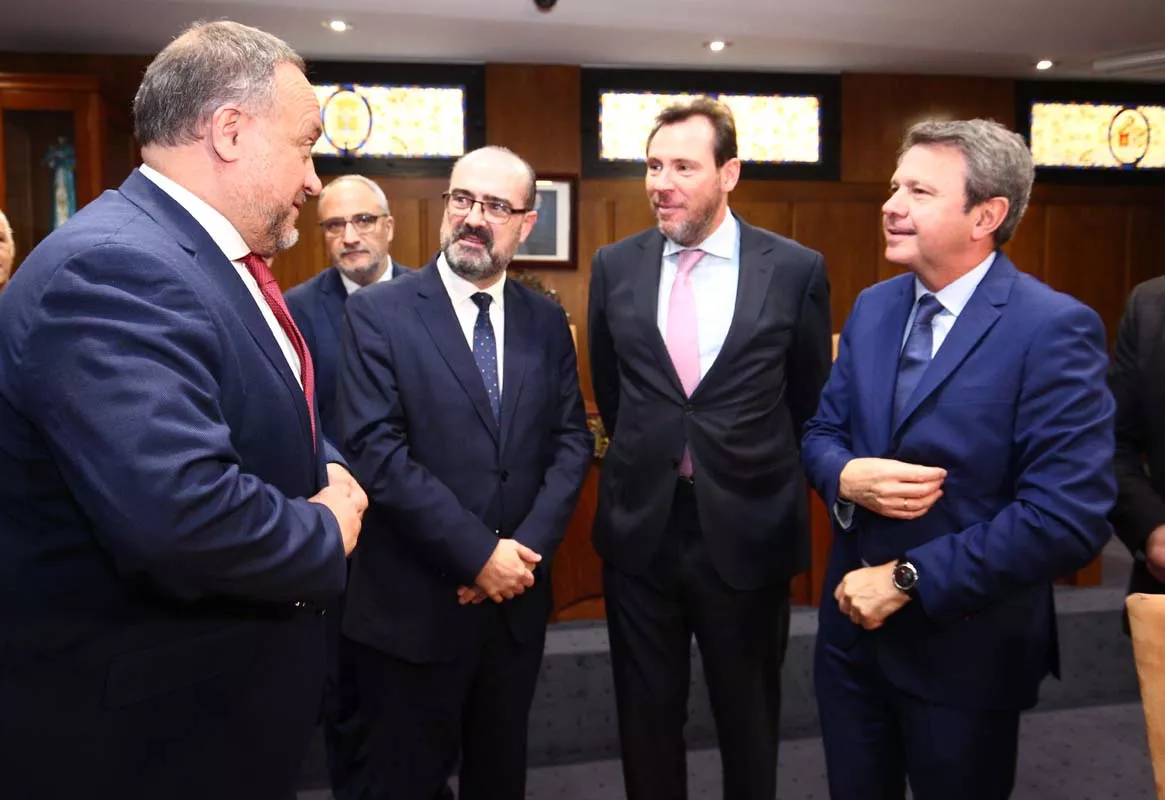  El ministro de Transportes y Movilidad Sostenible, Óscar Puente, visita el Ayuntamiento de Ponferrada | César Sánchez / ICAL