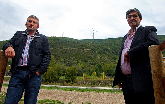 Los alcaldes de Igüeña y Torre, con el parque al fondo (César Sánchez)