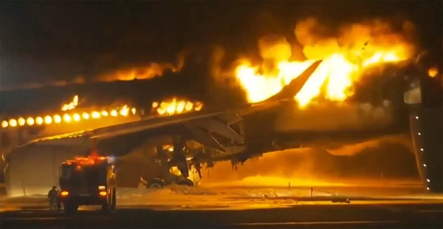 Pánico en el aeropuerto de Tokio: Cinco muertos y 379 evacuados tras la colisión de dos aviones 