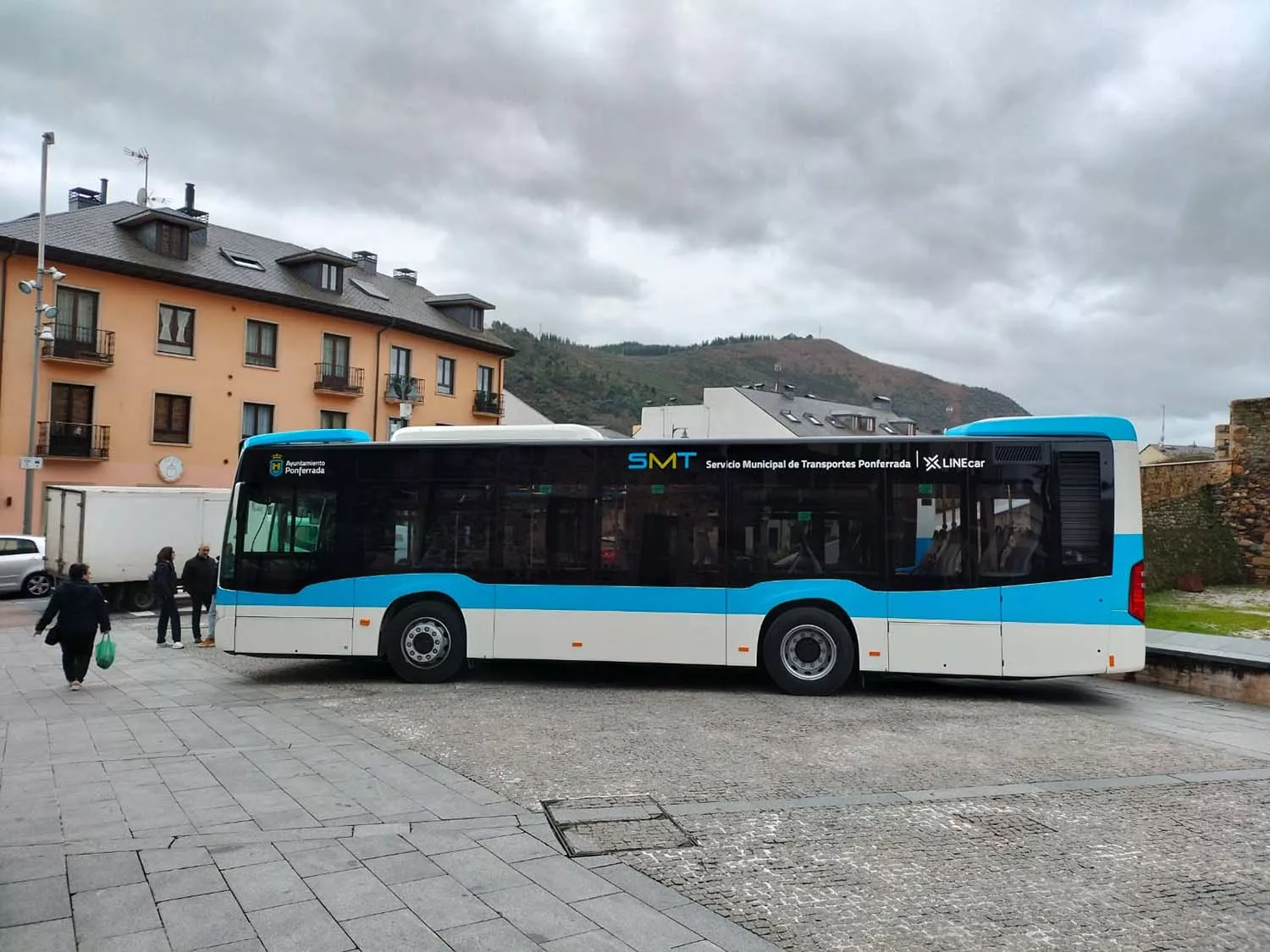 Ponferrada presenta dos nuevos autobuses urbanos con una inversión de 600.000 euros Ponferrada presenta dos nuevos autobuses urbanos con una inversión de 600.000 euros