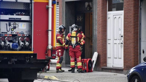 Los bomberos de Ponferrada sofocan un incendio en una vivienda en Avenida del Ferrocarril