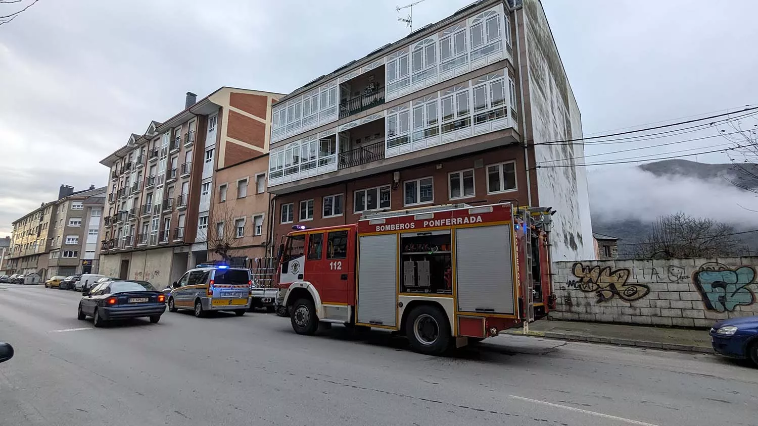 Los bomberos de Ponferrada sofocan un incendio en una vivienda en Avenida del Ferrocarril