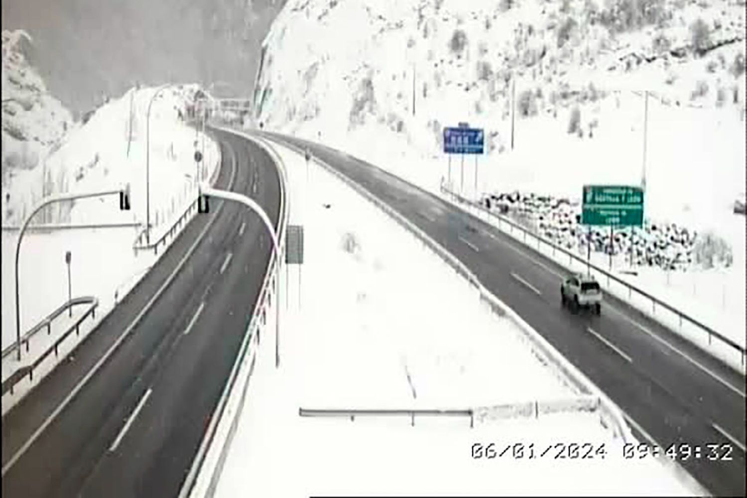 Nieve en la AP-66, autopista que conecta la provincia de León y Asturias