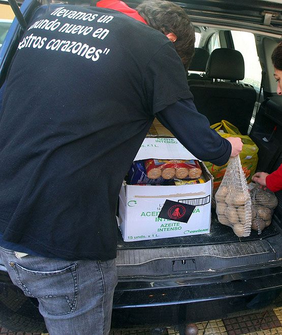 El Frente Solidario del Bierzo y Laciana reparte lotes de comida entre las familias mineras de Torre del Bierzo (César Sánchez/ICAL)