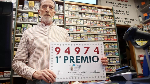 Maximino González es el estanquero que repartio el decimo del primer premio