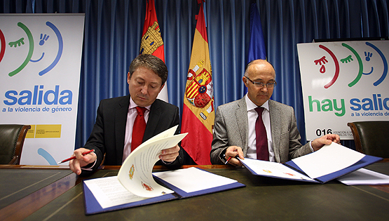 El delegado del Gobierno en Castilla y León y el alcalde de Ponferrada, Samuel Folgueral, firman la incorporación (Miriam Cachón /ICAL)