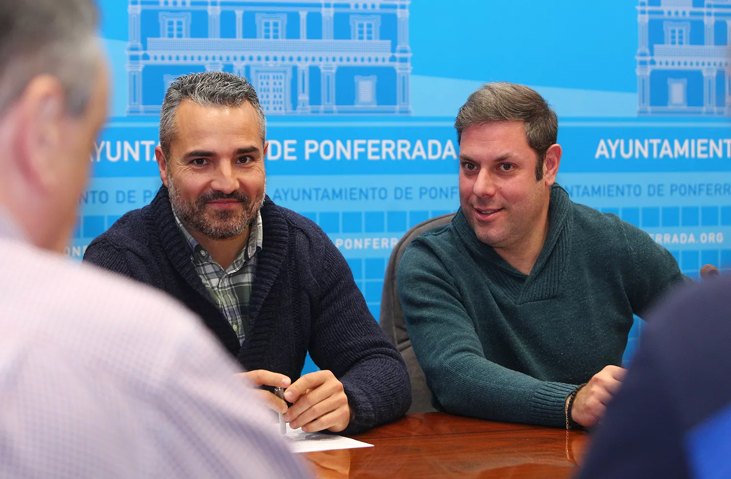 Los concejales de Coalición por el Bierzo en el Ayuntamiento de Ponferrada, Iván Alonso (D), y David Pacios (I), durante su comparecencia para hacer balance de sus áreas en los primeros seis meses de gobierno
