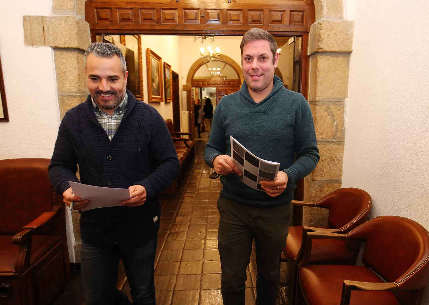 Los concejales de Coalición por el Bierzo en el Ayuntamiento de Ponferrada, Iván Alonso (D), y David Pacios (I), durante su comparecencia para hacer balance de sus áreas en los primeros seis meses de gobierno.