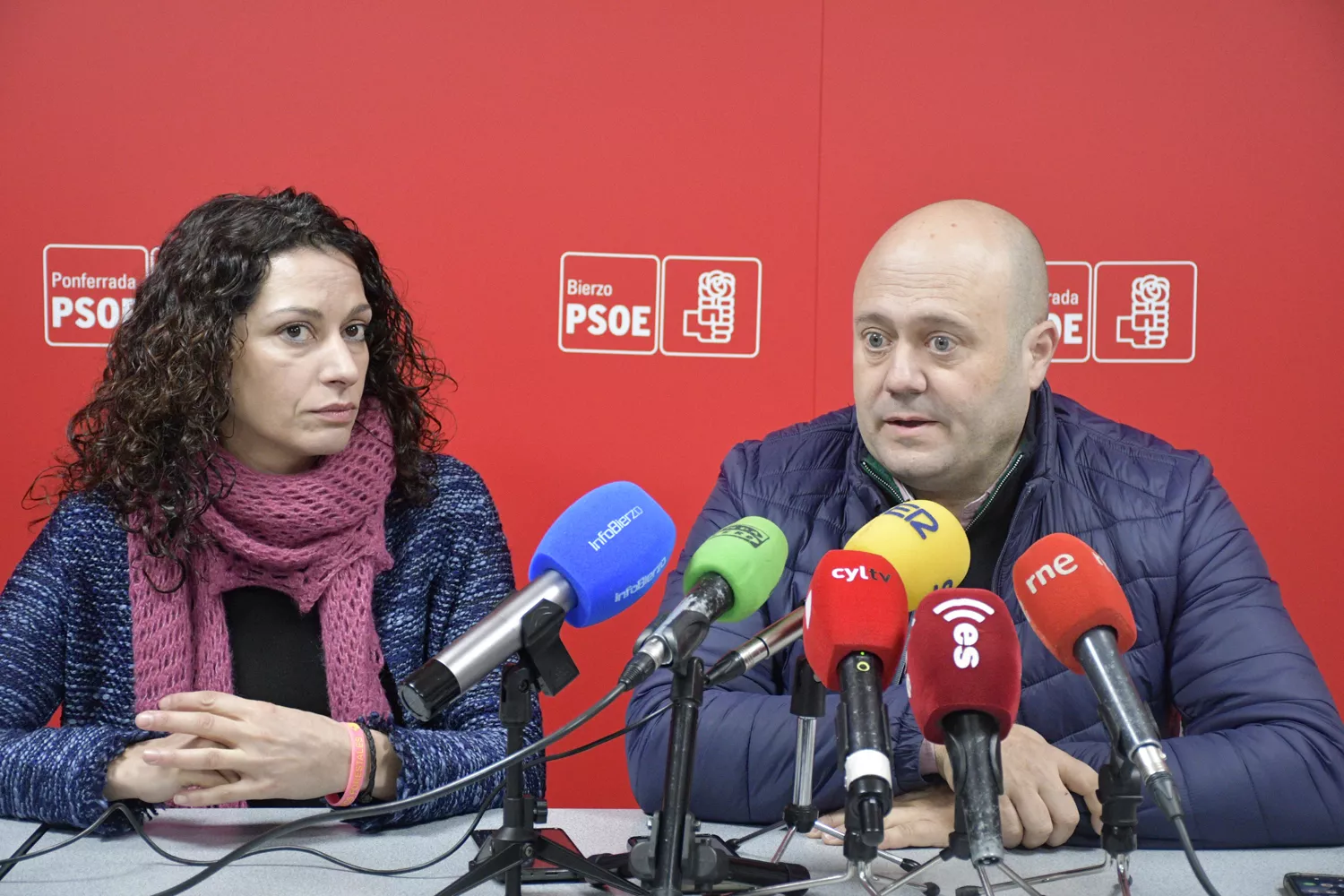 Alcaldesa de Páramo del Sil, Alicia García, y el procurador del PSOE en las Cortes, Javier Campos