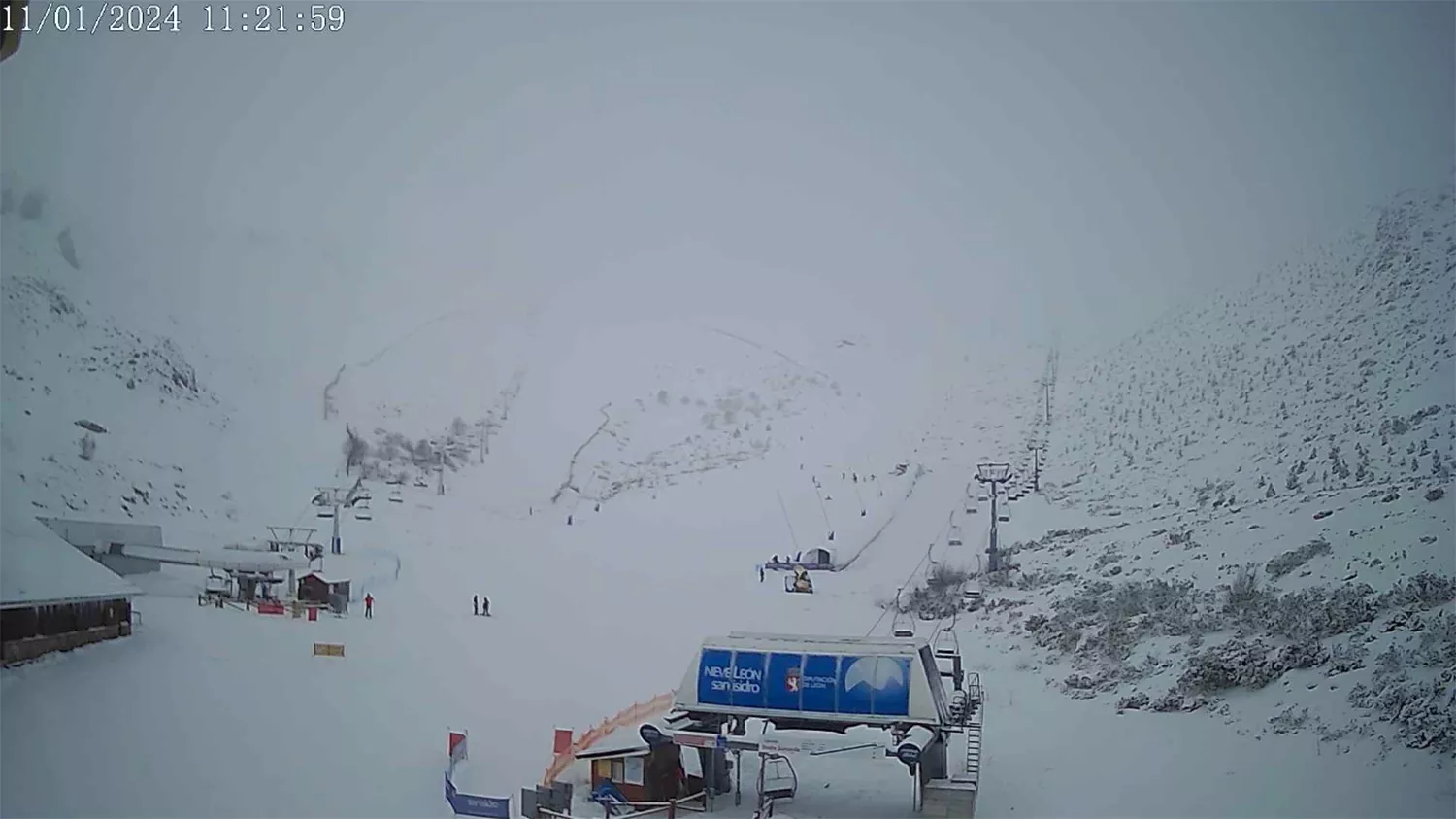 Primer día de la temporada de nive en la Estación de esquí de San Isidro