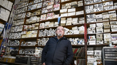 Mercería Casa Brindis cumple 85 años: el salvavidas de Avda La Puebla que surgió por la necesidad en Ponferrada