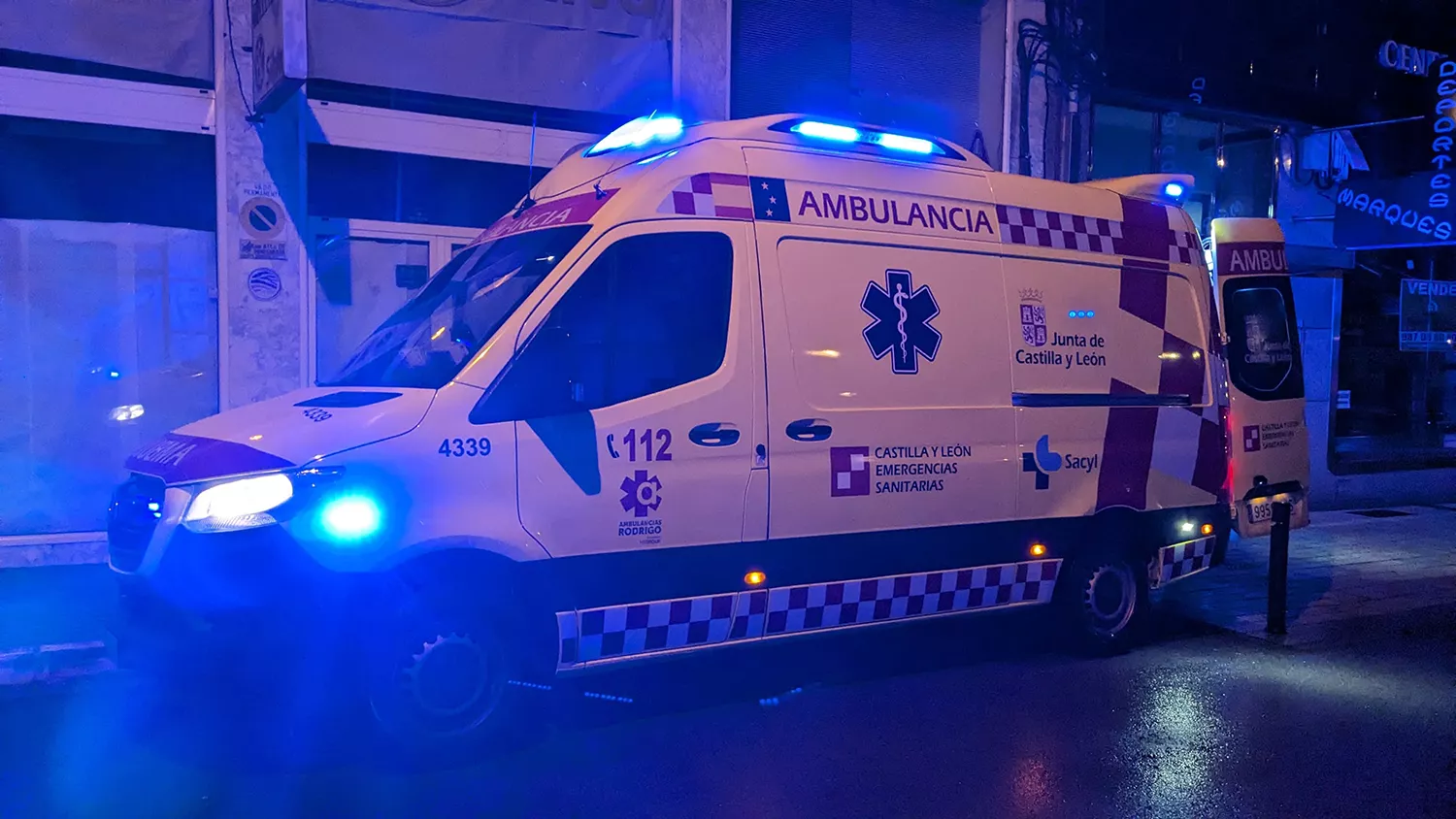 Ambulancia de noche | Una herida en una salida de vía en la N-VI a la altura de Carracedelo