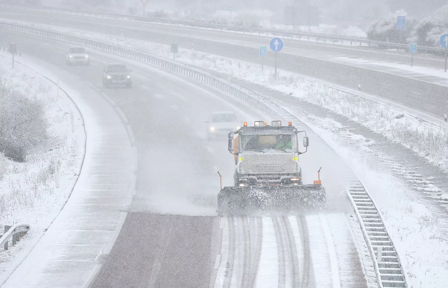La nieve dificulta el tráfico en la A6 en la frontera entre El Bierzo y Galicia desde Trabadelo hasta Piedrafita (Lugo)