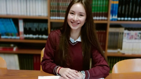 Eva Freire Seoana, alumna del Colegio Diocesano San Ignacio de Ponferrada, recibe la beca Amancio Ortega.