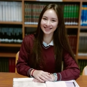 Eva Freire Seoana, alumna del Colegio Diocesano San Ignacio de Ponferrada, recibe la beca Amancio Ortega.