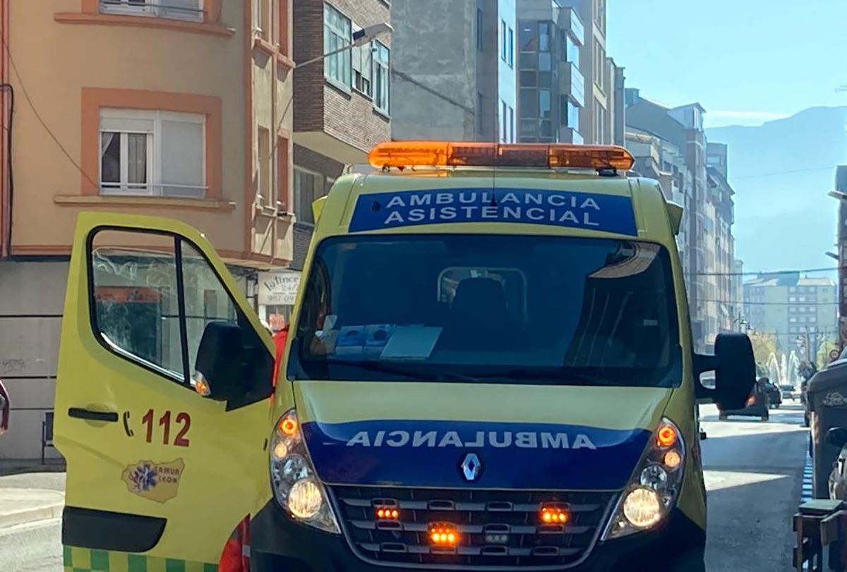 Ambulancia | Herida una mujer de 80 años tras ser atropellada en Bembibre 
