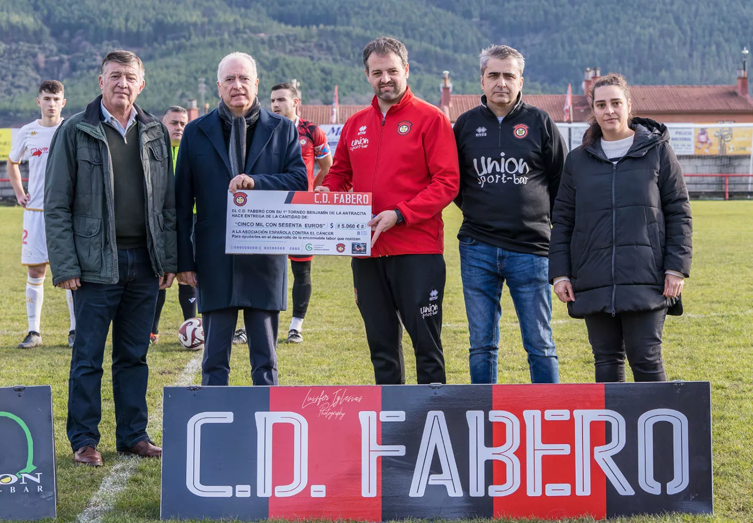 El Club Deportivo Fabero entrega más de 5.000 euros a la Asociación Española contra el Cáncer