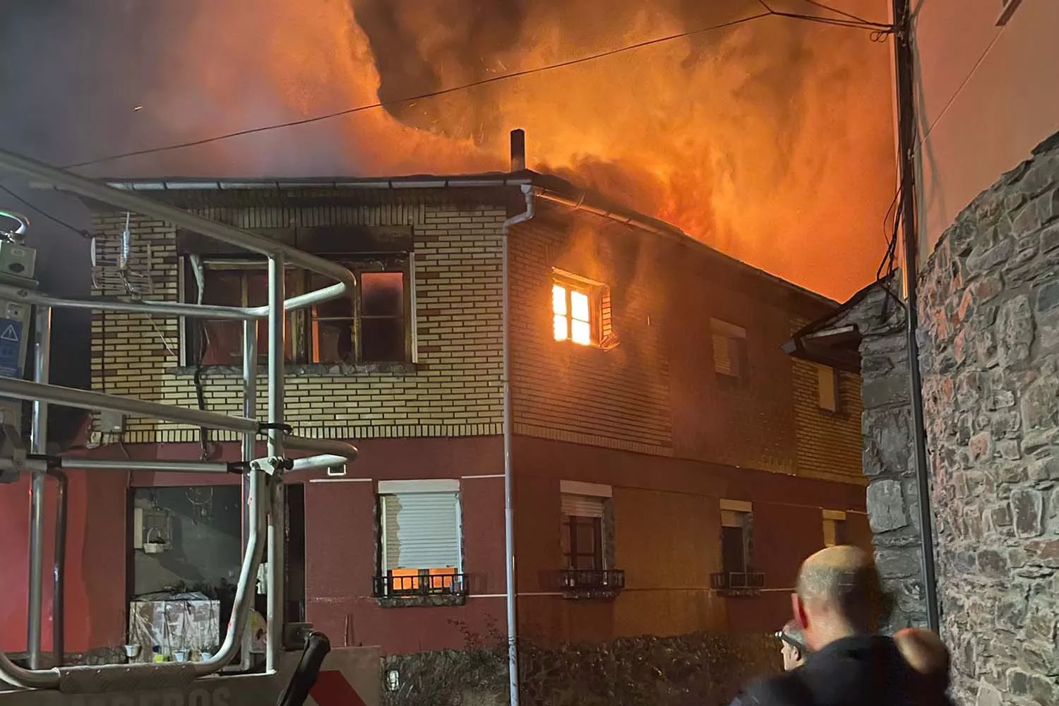 Las llamas arrasan una casa en Valseco (Palacios del Sil)