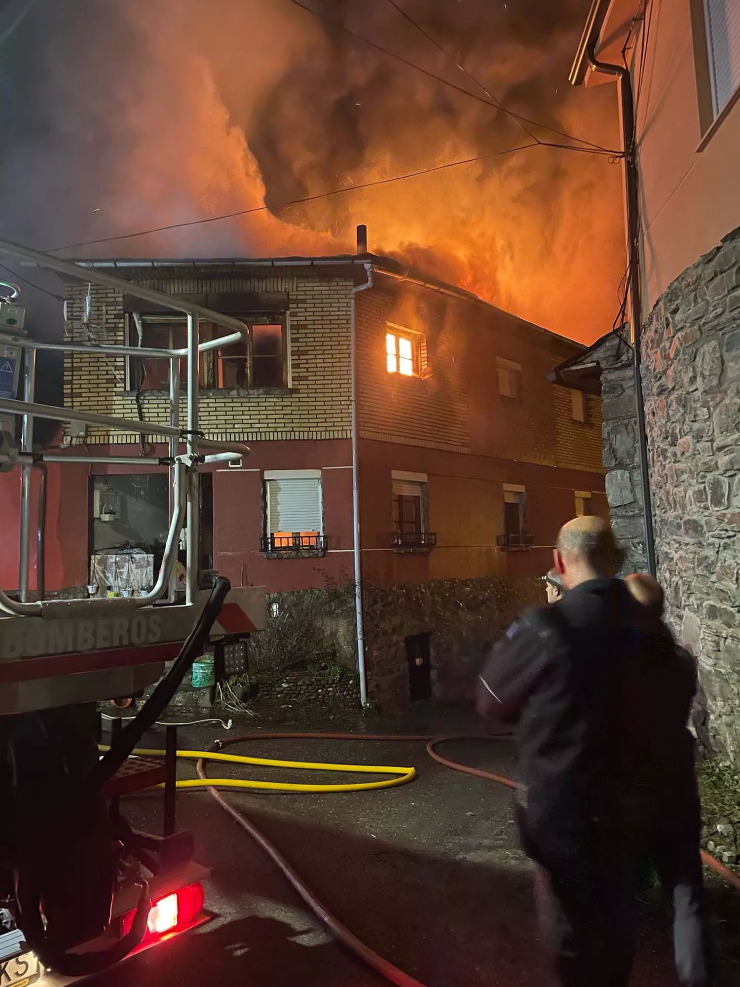 Las llamas arrasan una casa en Valseco (Palacios del Sil). Las llamas arrasan una casa en Valseco (Palacios del Sil).