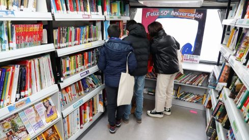 El Bibliobús de León cumple 50 años: Más que un servicio de libros, una conexión vital en los pueblos olvidados El Bibliobús de León cumple 50 años: Más que un servicio de libros, una conexión vital en los pueblos olvidados