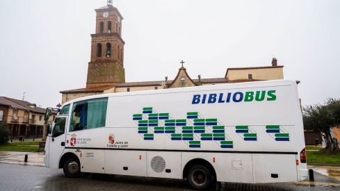 El Bibliobús de León cumple 50 años: Más que un servicio de libros, una conexión vital en los pueblos olvidados El Bibliobús de León cumple 50 años: Más que un servicio de libros, una conexión vital en los pueblos olvidados