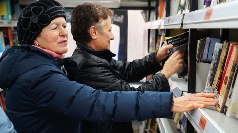 El Bibliobús de León cumple 50 años: Más que un servicio de libros, una conexión vital en los pueblos olvidados El Bibliobús de León cumple 50 años: Más que un servicio de libros, una conexión vital en los pueblos olvidados