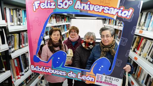 El Bibliobús de León cumple 50 años: Más que un servicio de libros, una conexión vital en los pueblos olvidados El Bibliobús de León cumple 50 años: Más que un servicio de libros, una conexión vital en los pueblos olvidados