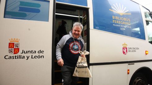 El Bibliobús de León cumple 50 años: Más que un servicio de libros, una conexión vital en los pueblos olvidados El Bibliobús de León cumple 50 años: Más que un servicio de libros, una conexión vital en los pueblos olvidados