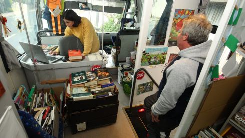 El Bibliobús de León cumple 50 años: Más que un servicio de libros, una conexión vital en los pueblos olvidados El Bibliobús de León cumple 50 años: Más que un servicio de libros, una conexión vital en los pueblos olvidados