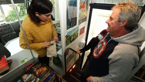 El Bibliobús de León cumple 50 años: Más que un servicio de libros, una conexión vital en los pueblos olvidados El Bibliobús de León cumple 50 años: Más que un servicio de libros, una conexión vital en los pueblos olvidados