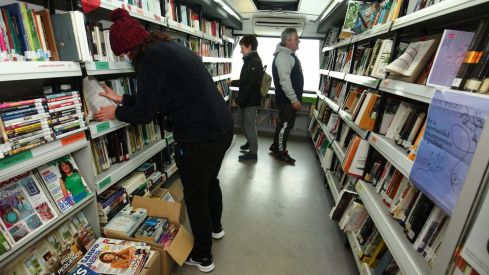 El Bibliobús de León cumple 50 años: Más que un servicio de libros, una conexión vital en los pueblos olvidados El Bibliobús de León cumple 50 años: Más que un servicio de libros, una conexión vital en los pueblos olvidados