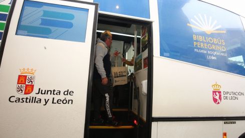 El Bibliobús de León cumple 50 años: Más que un servicio de libros, una conexión vital en los pueblos olvidados El Bibliobús de León cumple 50 años: Más que un servicio de libros, una conexión vital en los pueblos olvidados