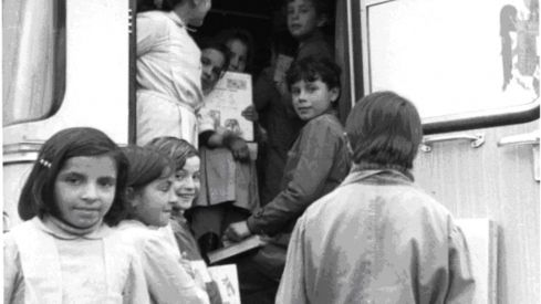 El Bibliobús de León cumple 50 años: Más que un servicio de libros, una conexión vital en los pueblos olvidados