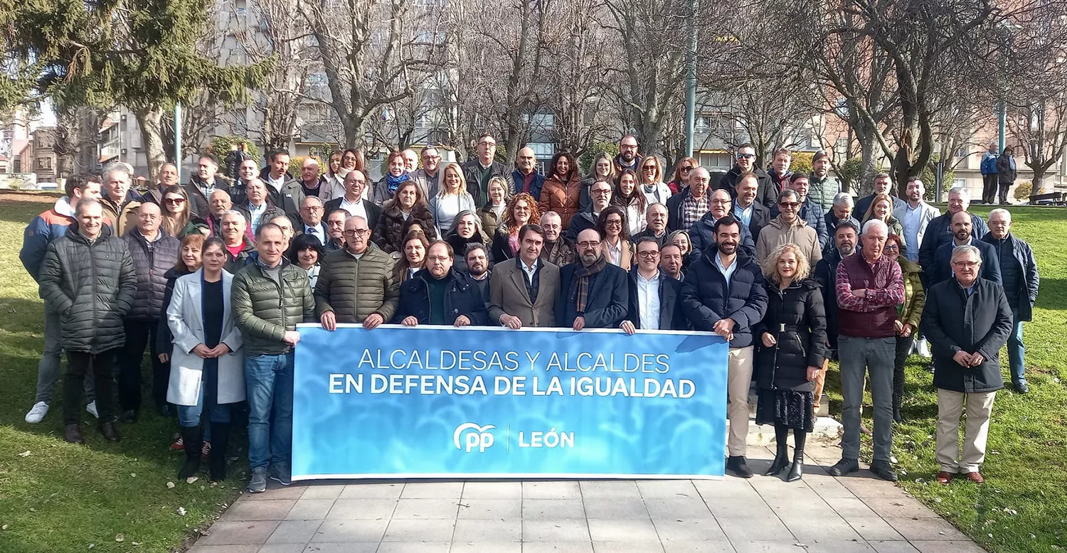 Un centenar de alcaldes del PP de León solicitan “recursos políticos y jurídicos” para evitar que el país esté “al dictado de los independentistas”