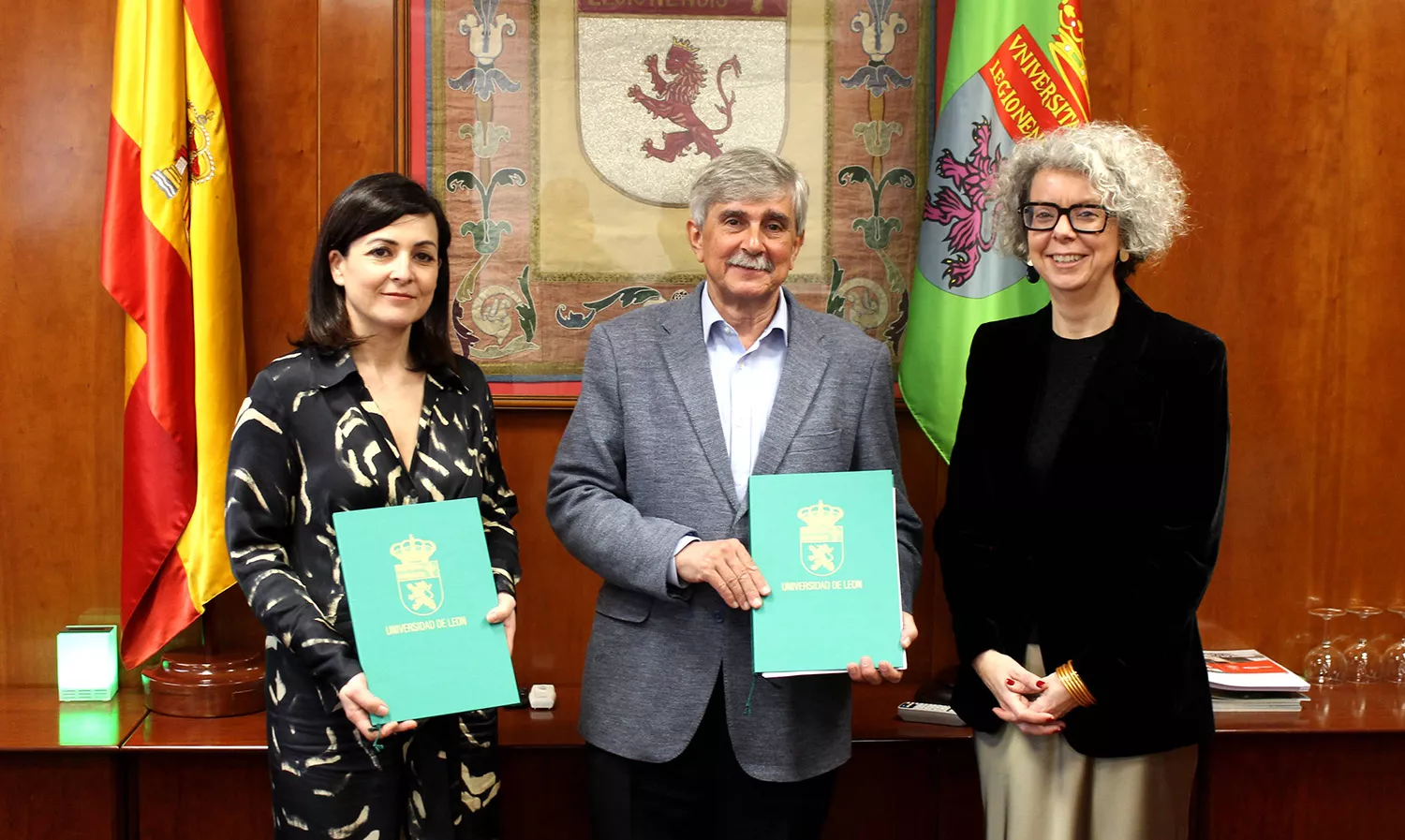 Acuerdo fue rubricado por el rector de la universidad, Juan Francisco García Marín, y la directora territorial de Banca Comercial de Castilla y León Norte de Unicaja Banco, Marga Serna