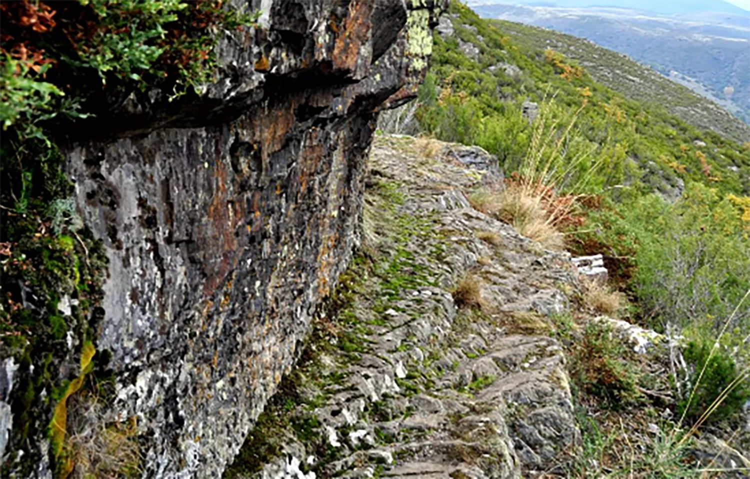 Promonumenta reitera la "grave alteración" que supondría la creación de una ruta BTT en los canales de Las Médulas Promonumenta reitera la "grave alteración" que supondría la creación de una ruta BTT en los canales de Las Médulas