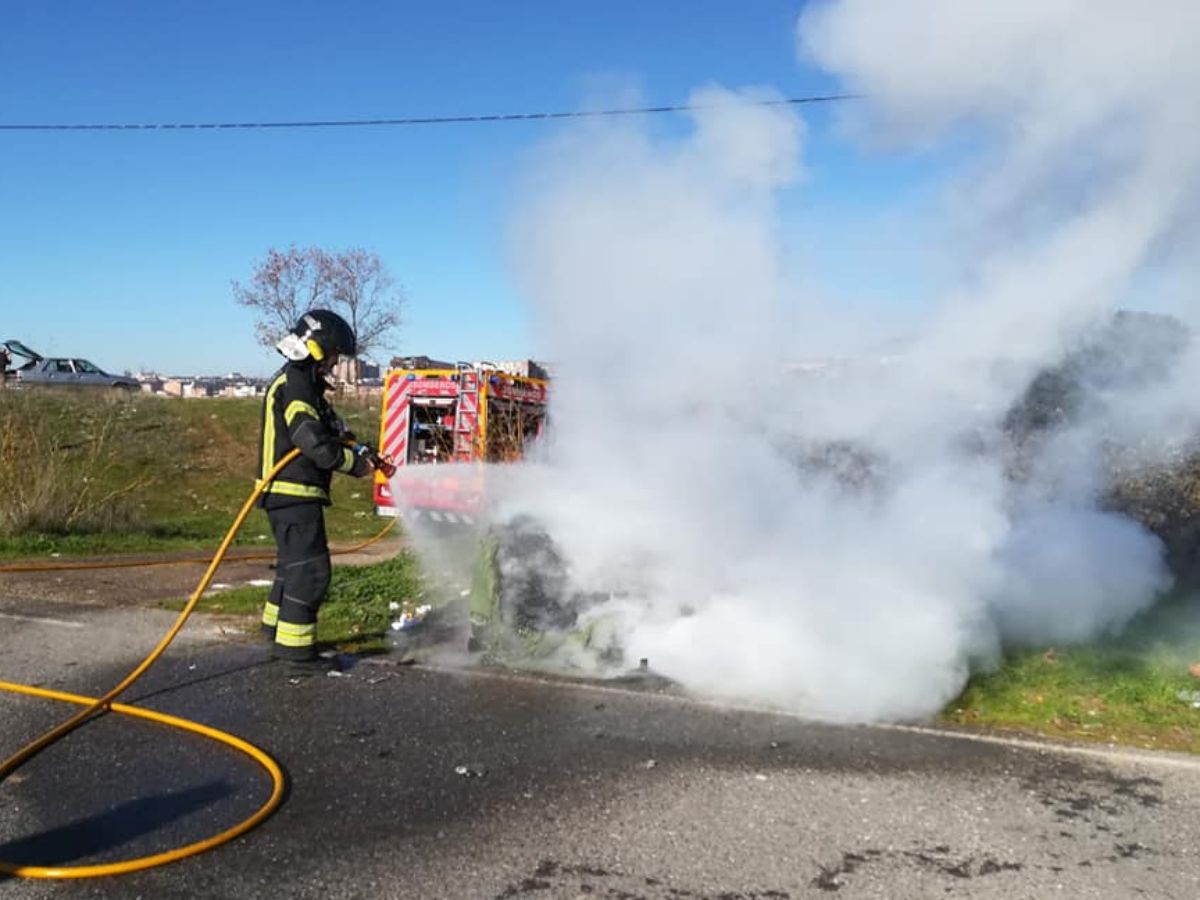 Los Bomberos de Ponferrada sofocan el incendio de un contenedor en Campo