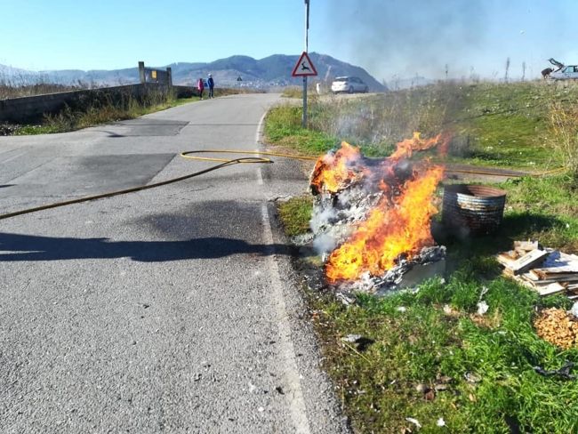 Los Bomberos de Ponferrada sofocan el incendio de un contenedor en Campo