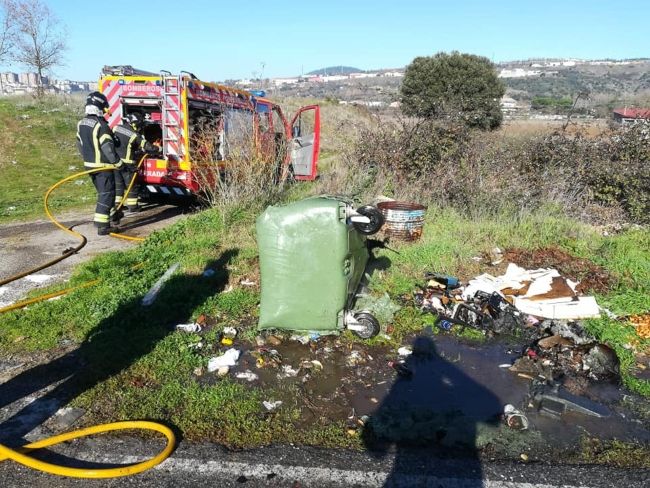 Los Bomberos de Ponferrada sofocan el incendio de un contenedor en Campo