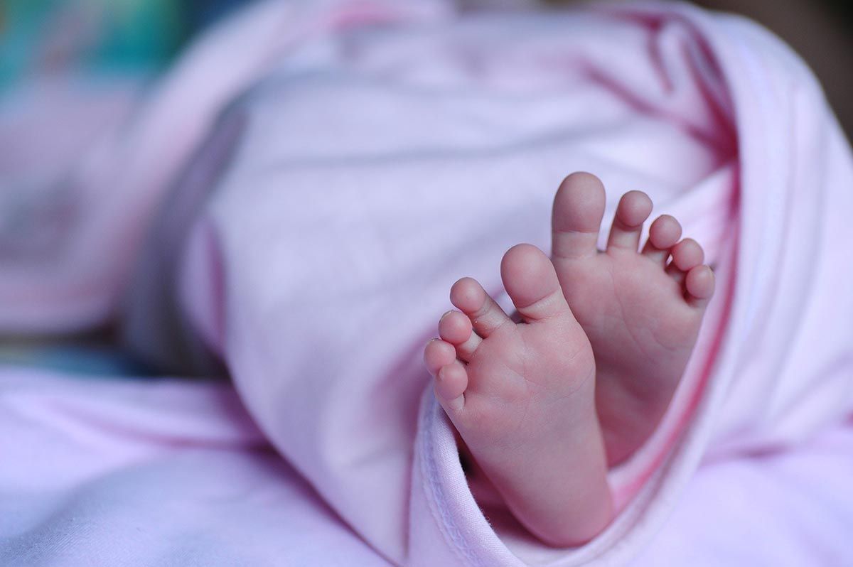 Foto de un bebé como los que están ingresados en el Hospital del Bierzo por gripe