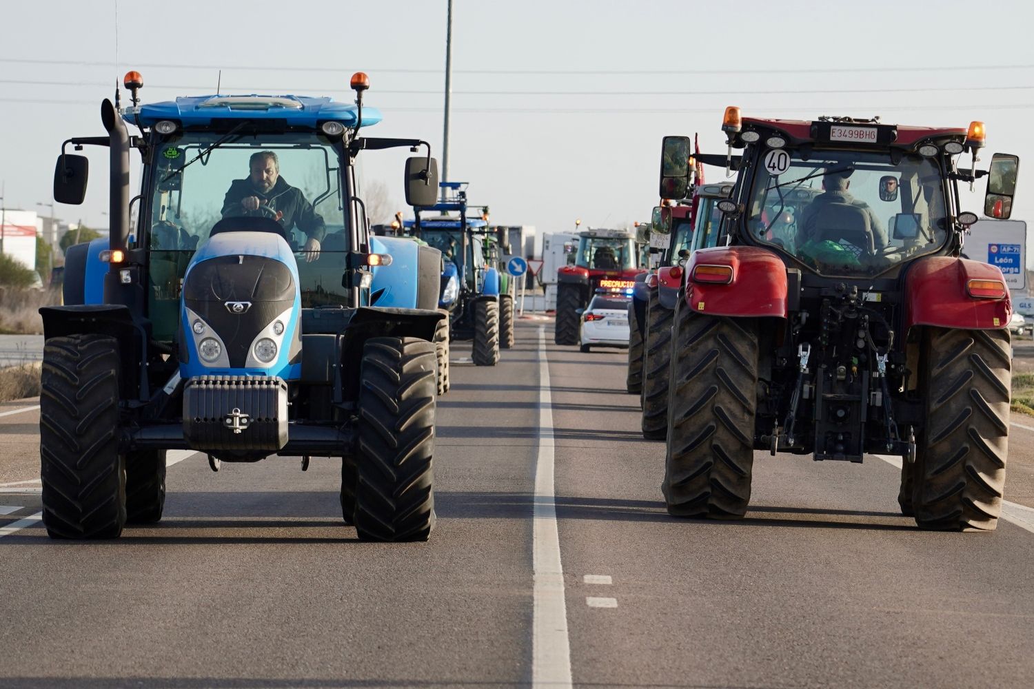 Una marcha espontánea de tractores tapona varias carreteras de la provincia de León