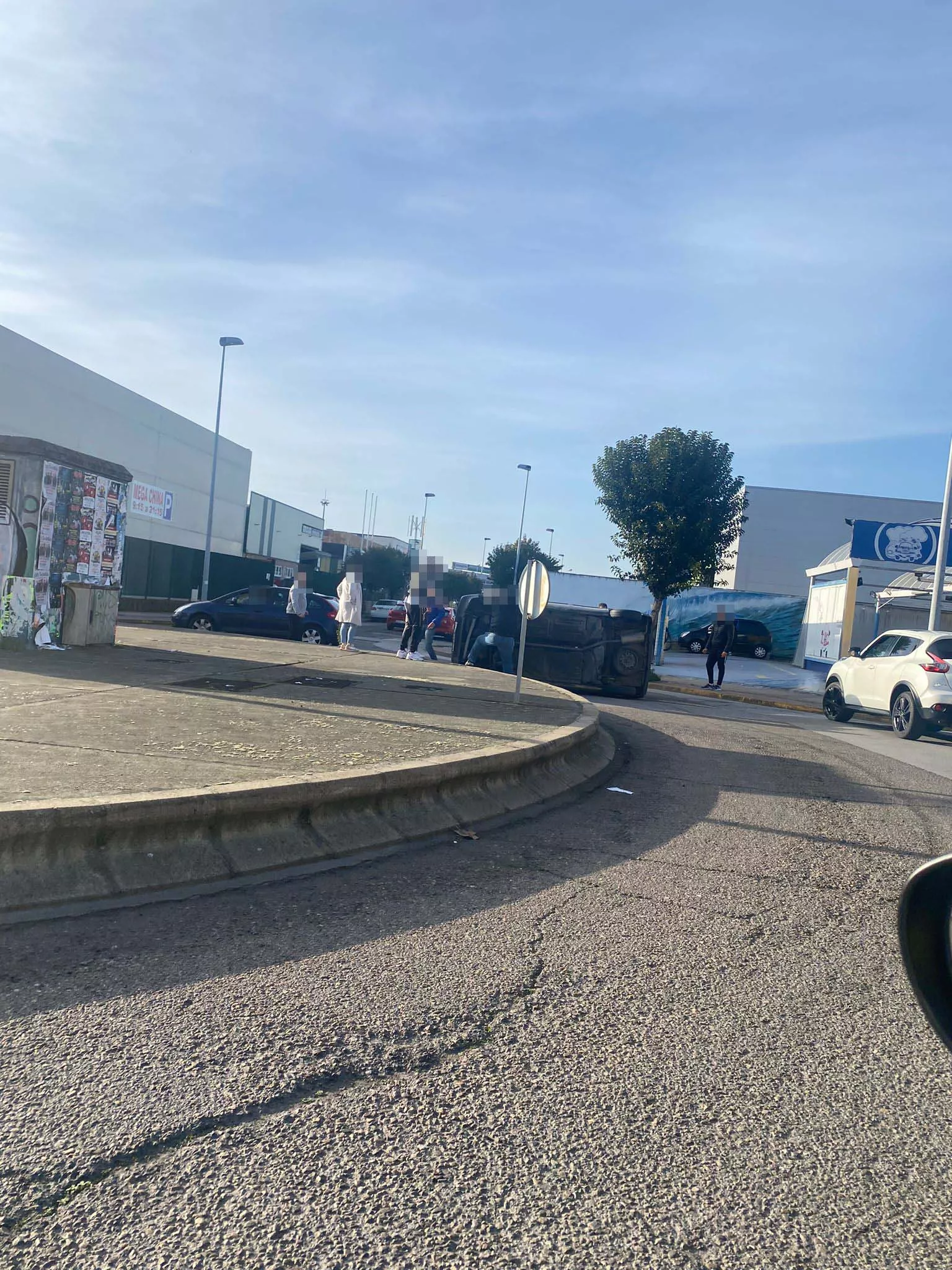 Vuelca un coche en el polígono de Ponferrada. Vuelca un coche en el polígono de Ponferrada.