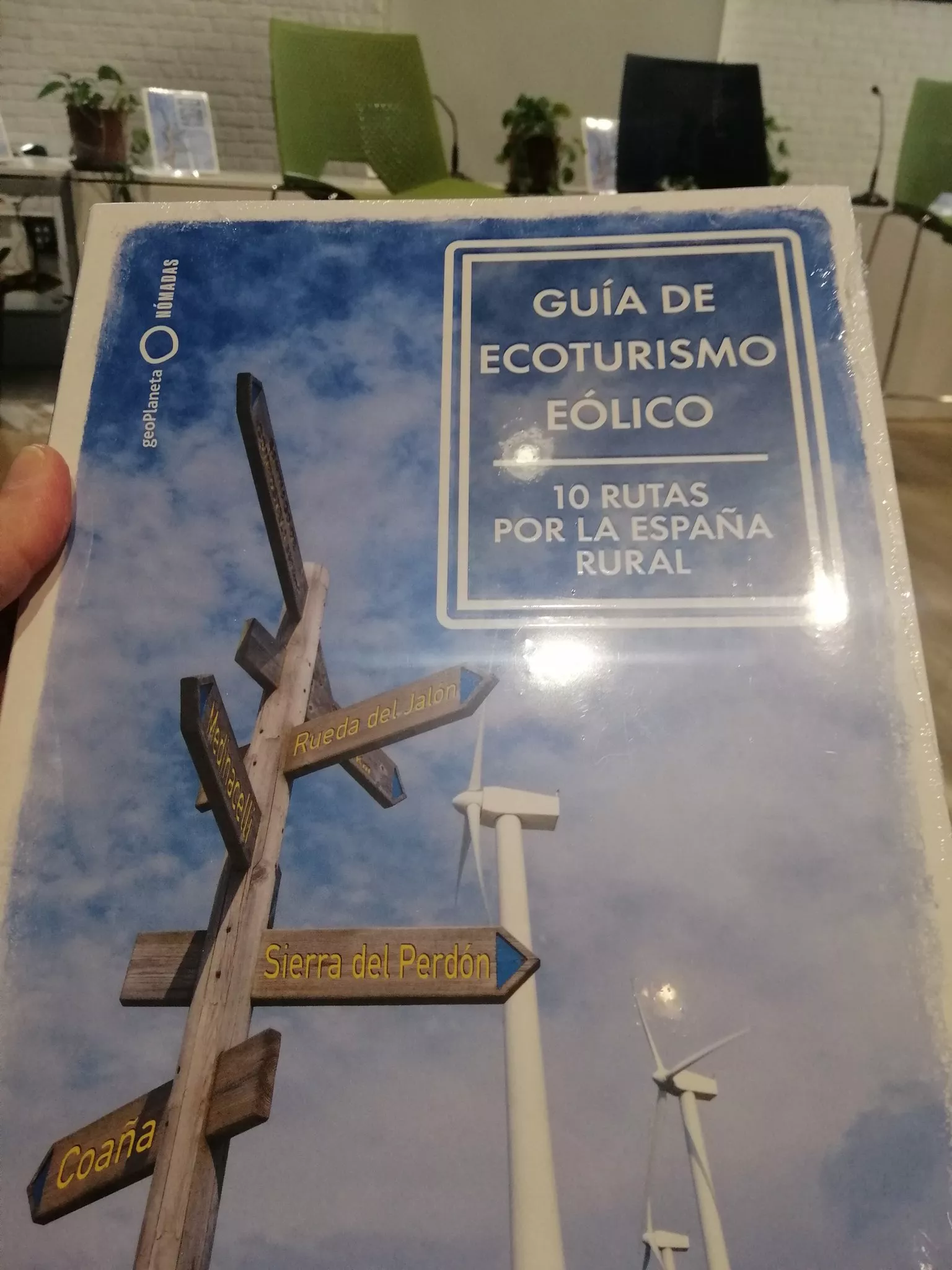 El Bierzo alto, Huérmeces (Burgos) y Medinaceli (Soria) protagonizan una de las rutas de la primera Guía de Ecoturismo Eólico que se publica en España.