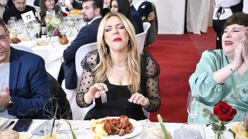 Lourdes Maldonado y Merche trinchan el Botillo de Bembibre (9)