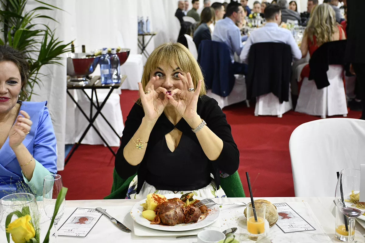 Lourdes Maldonado y Merche trinchan el Botillo de Bembibre (14)