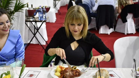 Lourdes Maldonado y Merche trinchan el Botillo de Bembibre (21)