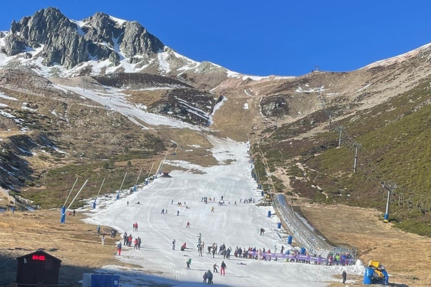 La estación de esquí de San Isidro anuncia su cierre temporal por escasez de nieve