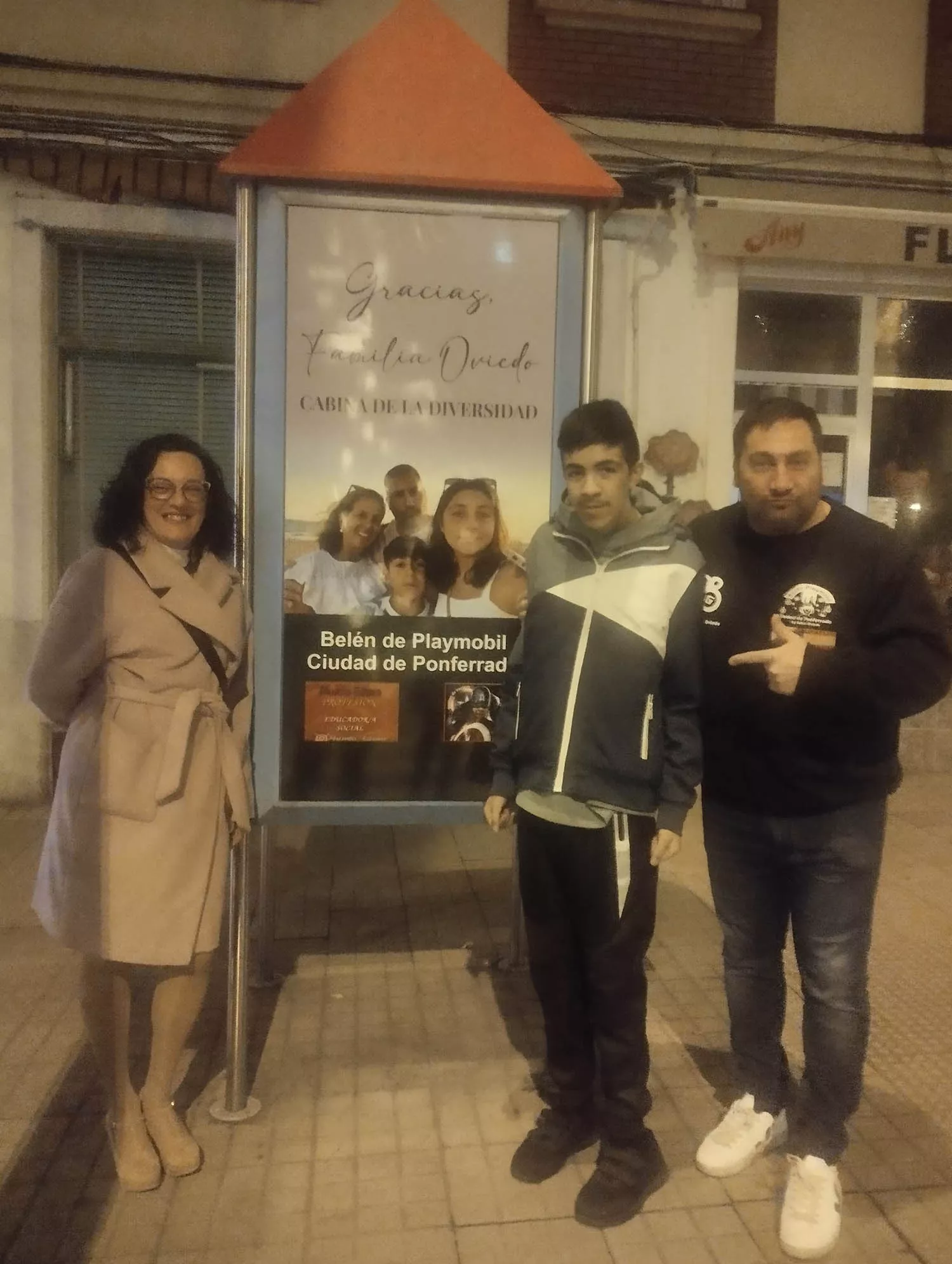 La familia Oviedo homenajeada en la 'cabina de la diversidad' de Flores del Sil La familia Oviedo homenajeada en la 'cabina de la diversidad' de Flores del Sil