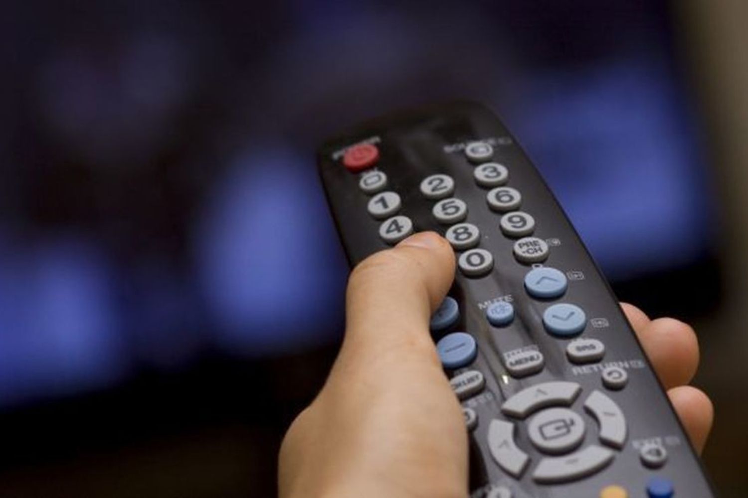 Imagen de un mando a distancia de una televisión 